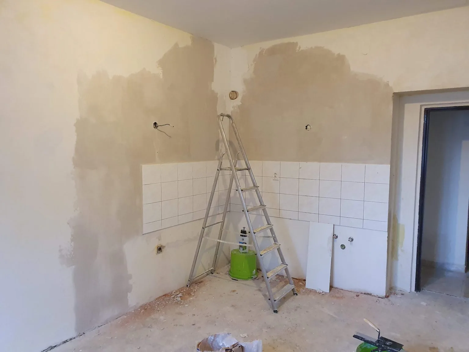 Pak se stěny musely naštukovat